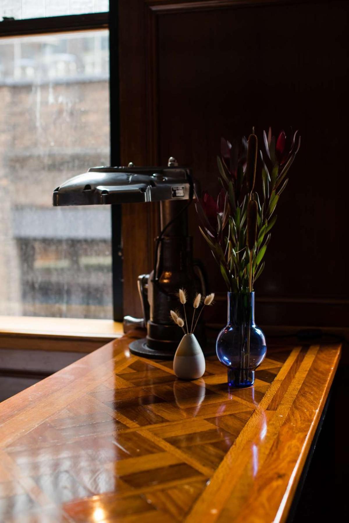 סידני The Old Clare By Ode Hotels מראה חיצוני תמונה A 1930s-era desk lamp