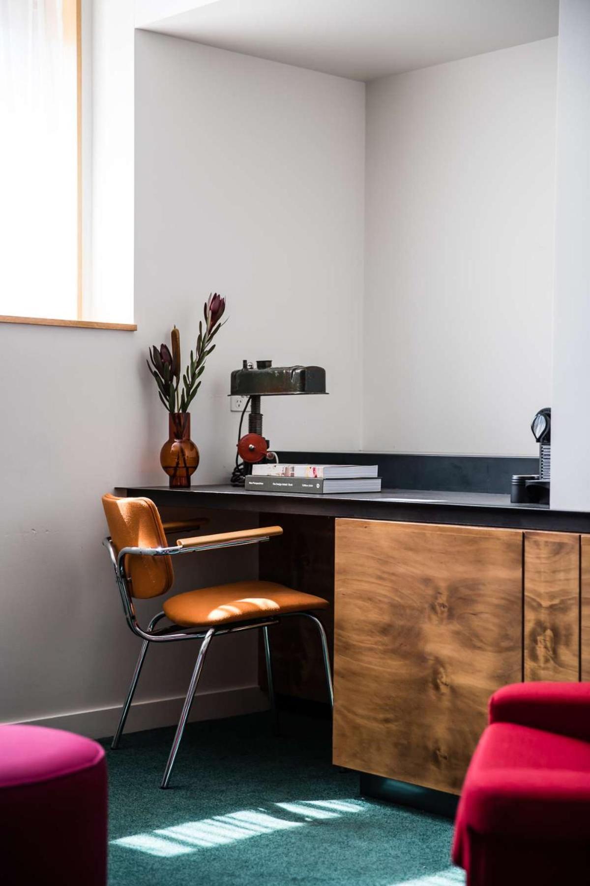 סידני The Old Clare By Ode Hotels מראה חיצוני תמונה A desk with a built-in lamp