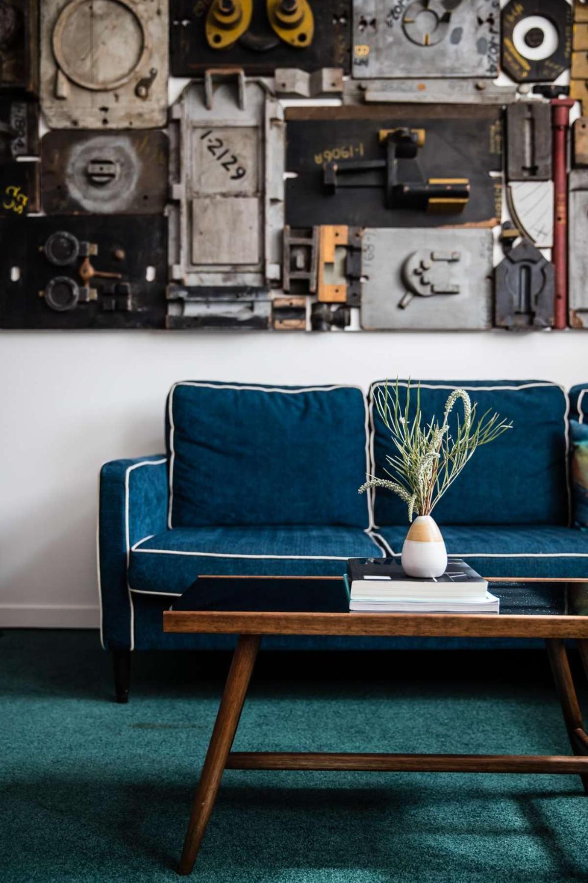 סידני The Old Clare By Ode Hotels מראה חיצוני תמונה A blue sofa